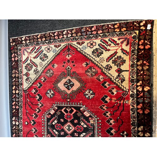 422 - Persian style ornate rug. [190x137cm]