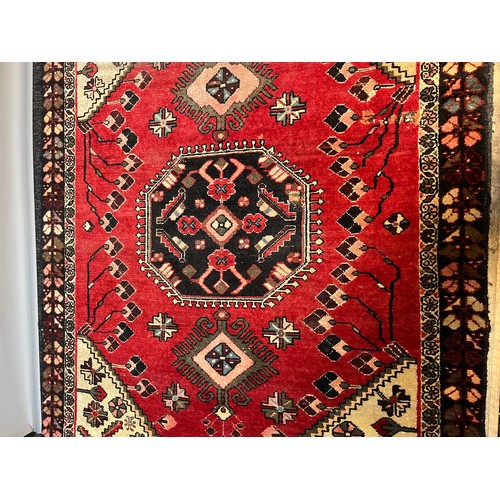 422 - Persian style ornate rug. [190x137cm]