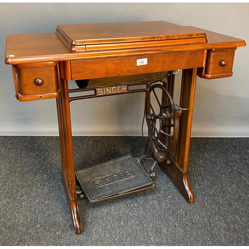 765 - Antique singer sewing machine with oak frame and cast-iron base, with an arrangement of 3 drawers, w... 