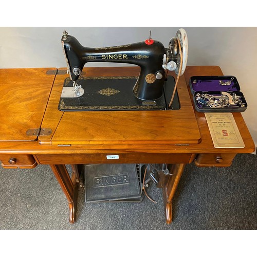 765 - Antique singer sewing machine with oak frame and cast-iron base, with an arrangement of 3 drawers, w... 