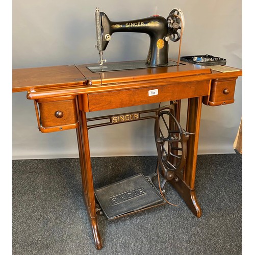 765 - Antique singer sewing machine with oak frame and cast-iron base, with an arrangement of 3 drawers, w... 