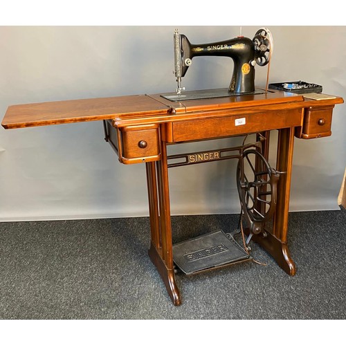 765 - Antique singer sewing machine with oak frame and cast-iron base, with an arrangement of 3 drawers, w... 