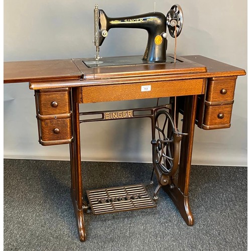 764 - Antique singer sewing machine with oak frame and cast-iron base, with an arrangement of 5 drawers, w... 