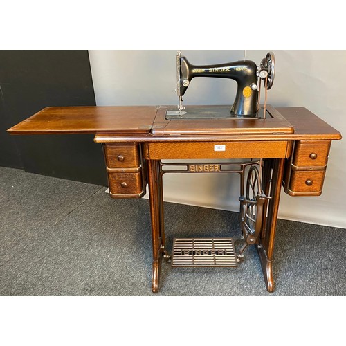 764 - Antique singer sewing machine with oak frame and cast-iron base, with an arrangement of 5 drawers, w... 