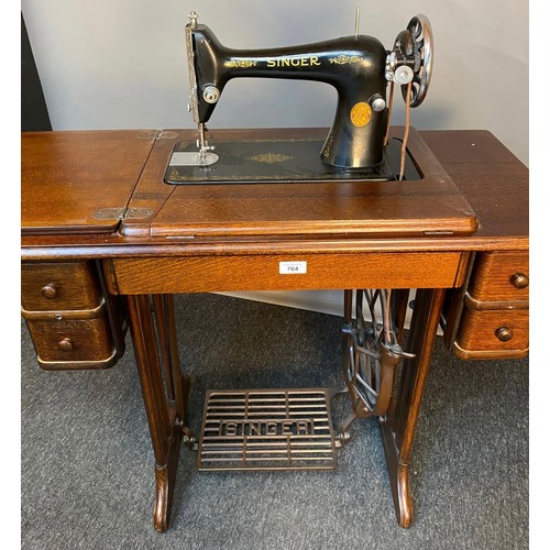 764 - Antique singer sewing machine with oak frame and cast-iron base, with an arrangement of 5 drawers, w... 