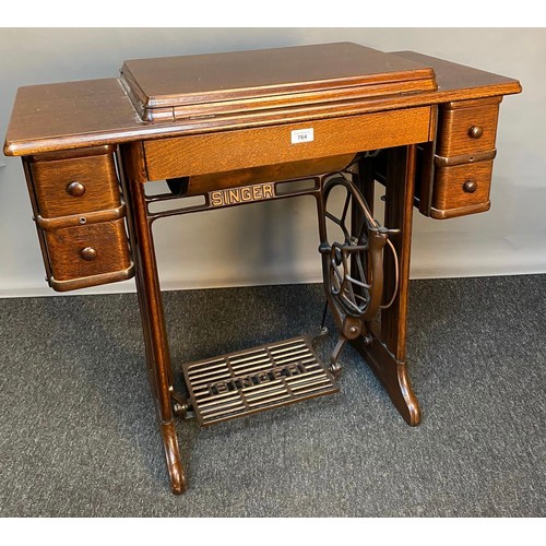 764 - Antique singer sewing machine with oak frame and cast-iron base, with an arrangement of 5 drawers, w... 