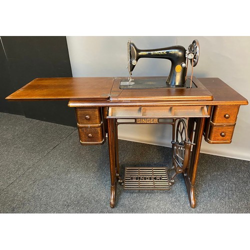 764 - Antique singer sewing machine with oak frame and cast-iron base, with an arrangement of 5 drawers, w... 