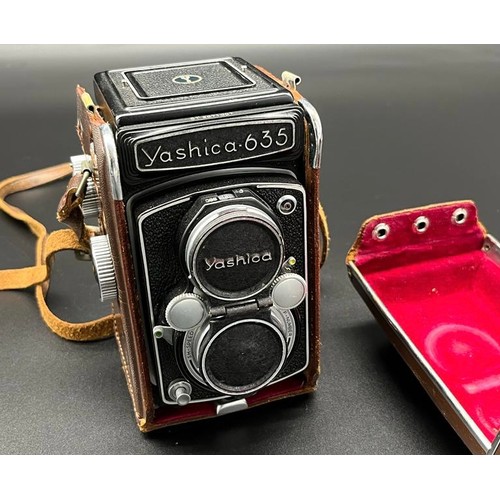 569 - Vintage Yashica Flex 635 camera and carry case.