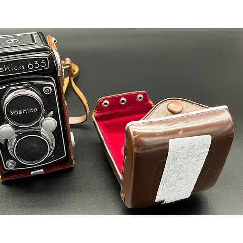 569 - Vintage Yashica Flex 635 camera and carry case.