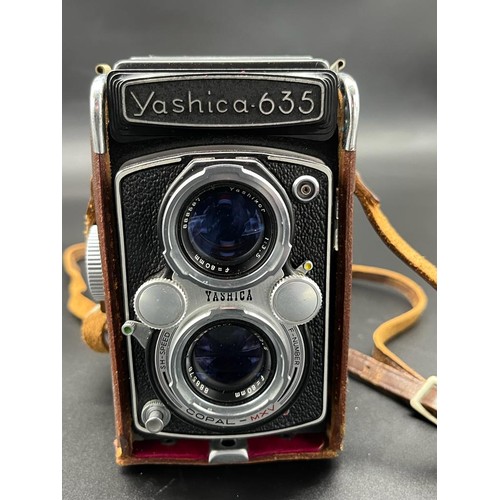 569 - Vintage Yashica Flex 635 camera and carry case.