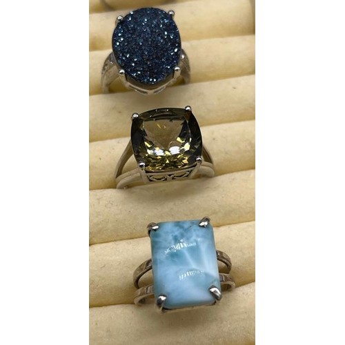 8 - A Lot of 5 various 925 silver and gem stone rings. Includes pink topaz set ring, Green quartz ring a... 