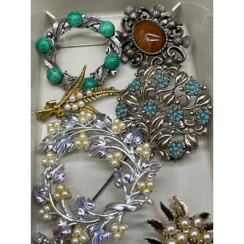 26 - A Small quantity of vintage brooches to include gold tone fern brooch with pearl design.