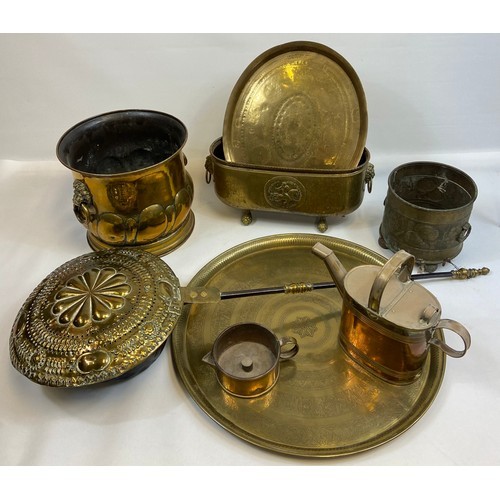 589 - A mixed lot of brass and copper ware to include arts & crafts lion head handle coal bucket, arts and... 