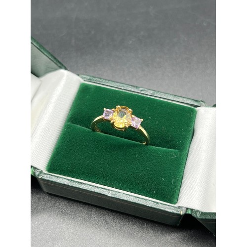 519 - 9ct yellow gold ladies ring set with a yellow tourmaline off set by amethyst stone shoulders [2.65gr... 