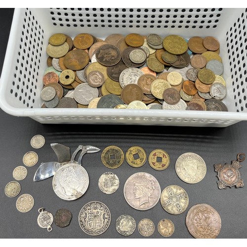 511 - A large quantity of mixed world coins to include various silver coins and collectable coins. 1928 Si... 