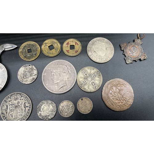 511 - A large quantity of mixed world coins to include various silver coins and collectable coins. 1928 Si... 