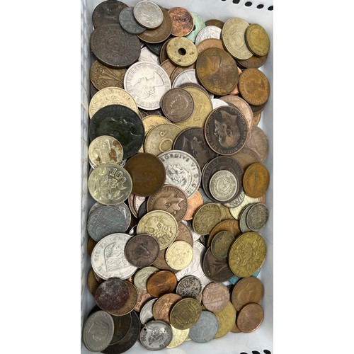 511 - A large quantity of mixed world coins to include various silver coins and collectable coins. 1928 Si... 