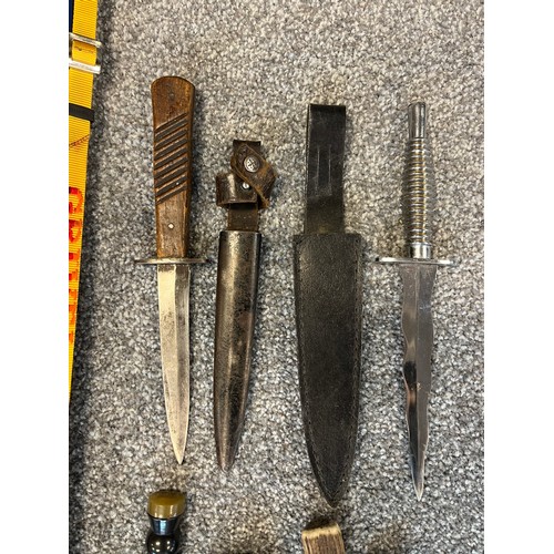 879 - A Lot of small hunting knives with scabbards. Includes military style knife and frog. Italian made i... 