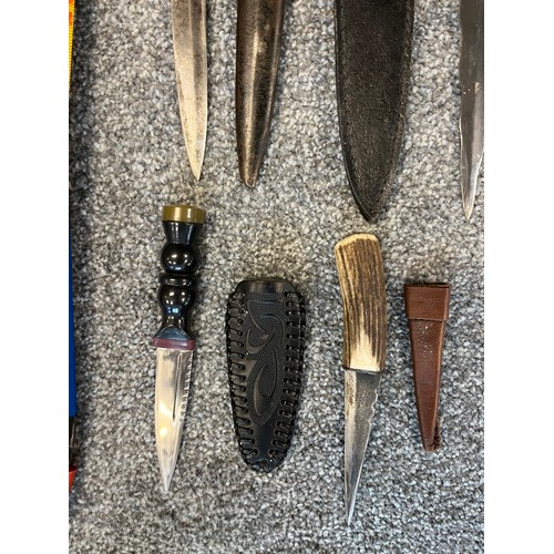 879 - A Lot of small hunting knives with scabbards. Includes military style knife and frog. Italian made i... 