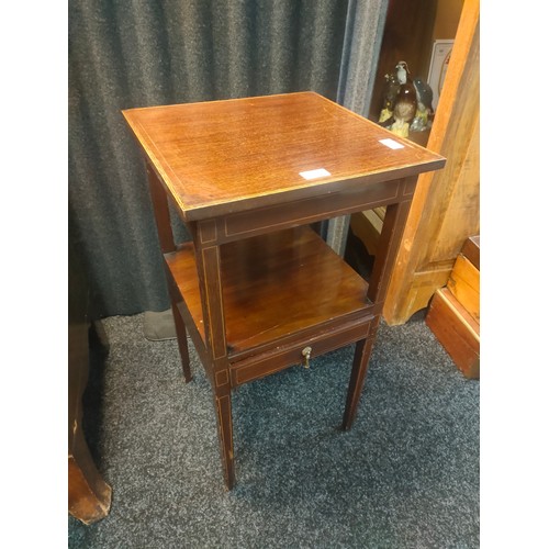 814 - A Georgian style inlaid 2 tier table with square top and tapered legs. [76x40x40cm]