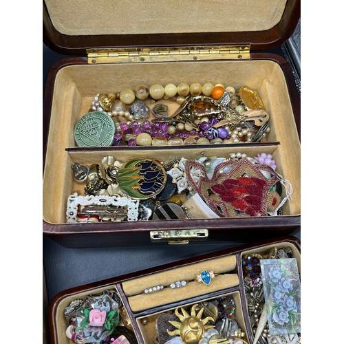 46 - Jewellery box containing a collection of vintage clip on earrings &  Lucite brooches etc. Together w... 