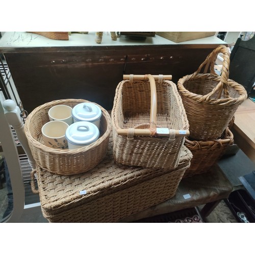 496U - A Selection of wicker baskets and small trunk etc