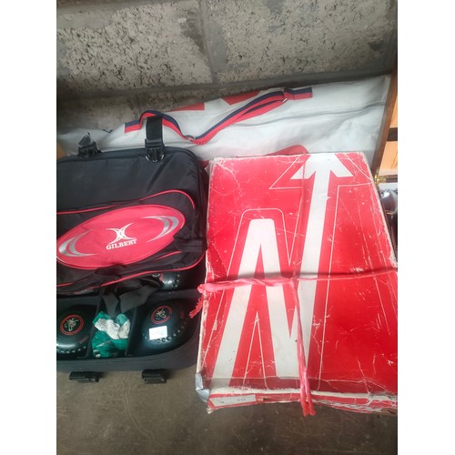 499E - Bag containing bowling bowls, ski boots and skies