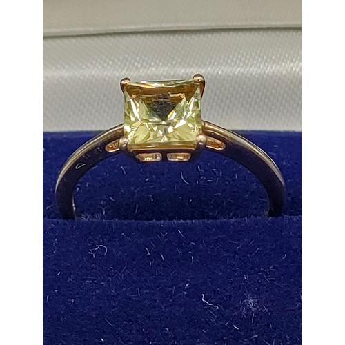 40 - 10ct yellow gold ladies ring set with a green topaz stone. [Ring size R] [2.46Grams]