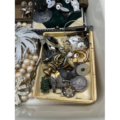 25J - A Tray of mixed jewellery and collectable odds to include white metal Dutch figure, Sterling silver ... 