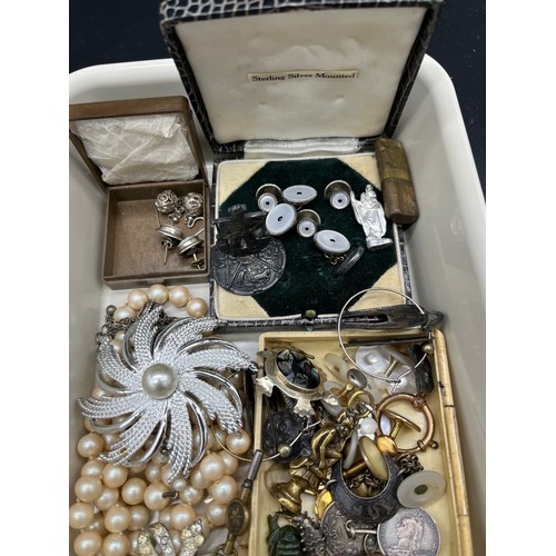 25J - A Tray of mixed jewellery and collectable odds to include white metal Dutch figure, Sterling silver ... 