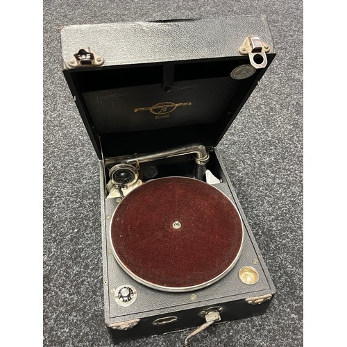 845 - Antique portable gramophone produced by Columbia. In a working condition.