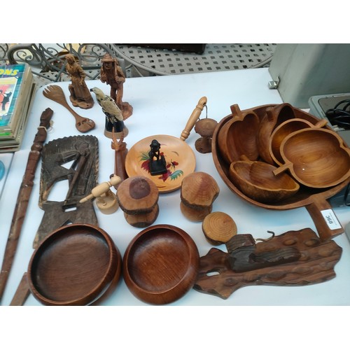 164 - Collection of treen wooden items to include bowls, carved figures and mushroom sculptures