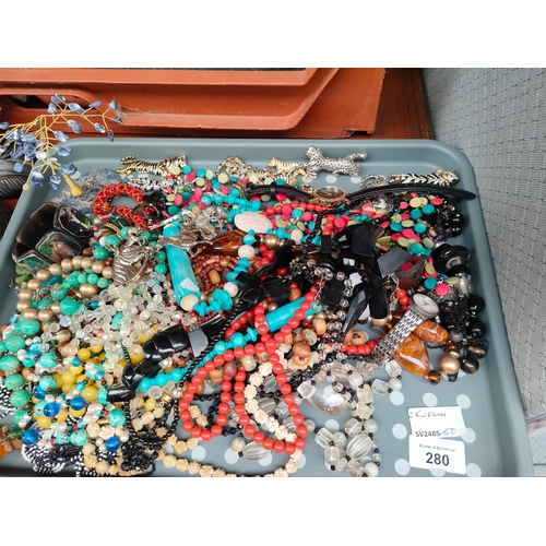 280 - Tray of costume jewellery