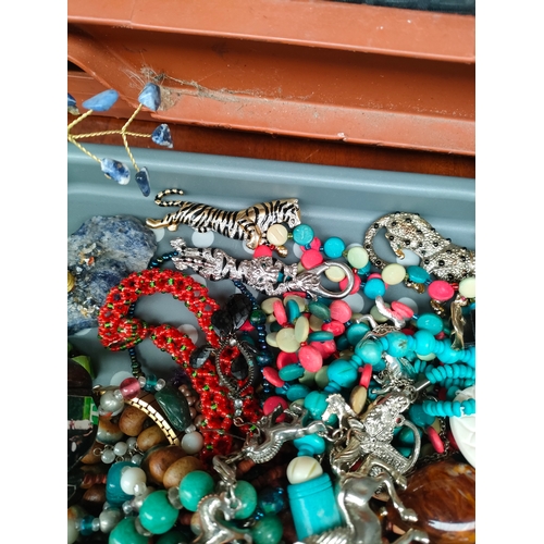 280 - Tray of costume jewellery