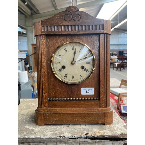 305 - Antique oak cased mantle clock. Comes with pendulum.