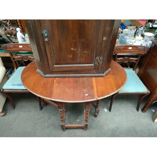 321 - 1900s drop leaf table together with 2 chairs