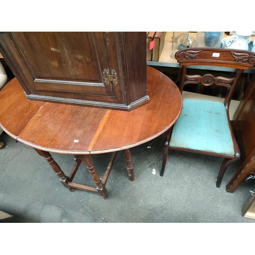 321 - 1900s drop leaf table together with 2 chairs