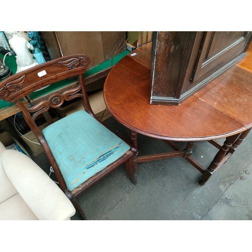 321 - 1900s drop leaf table together with 2 chairs