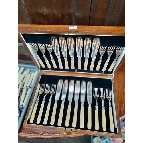 325 - Selection of silver plated cutlery includes boxed canteen