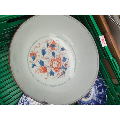 368I - Box of porcelain to include oriental blue and white ware, imari style bowl etc