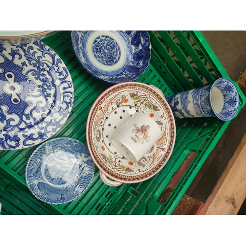 368I - Box of porcelain to include oriental blue and white ware, imari style bowl etc