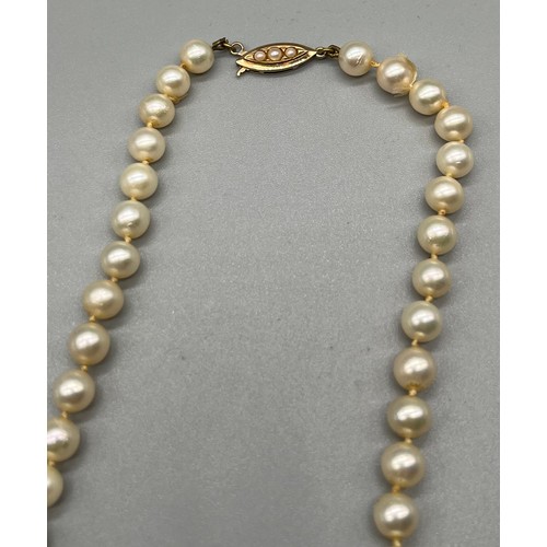 46 - Vintage pearl necklace designed with a 9ct yellow gold clasp and catch.