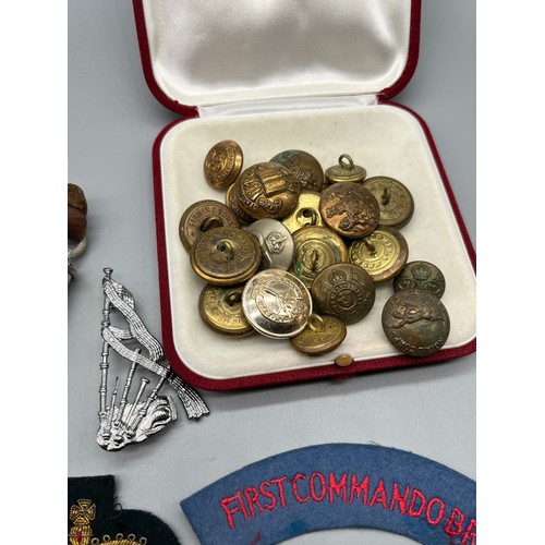 52 - A Selection of British military items to include WW1/ WW2 Buttons, Army Piper Sleeve badge, Mixed Br... 