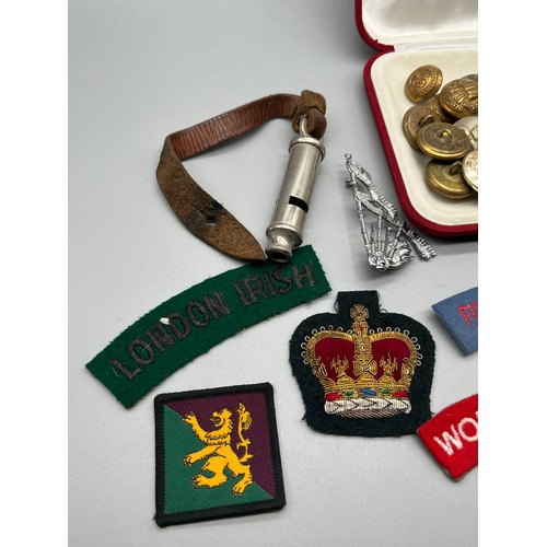 52 - A Selection of British military items to include WW1/ WW2 Buttons, Army Piper Sleeve badge, Mixed Br... 