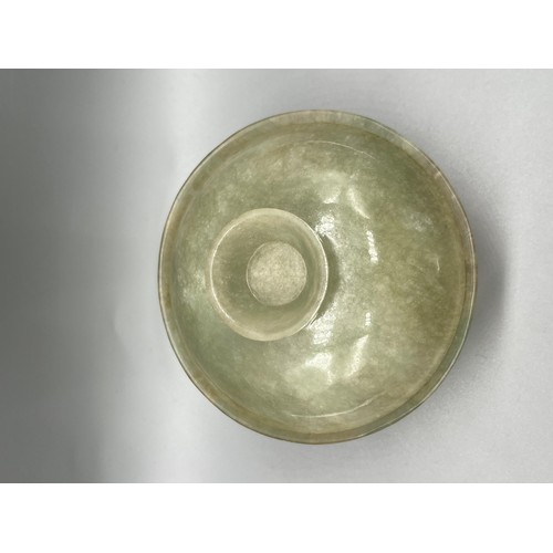 540 - Antique Chinese jade tea cup and cover. Hight of cup 5 cm Diameter 11 cm.
High of cover 3cm, Diamete... 