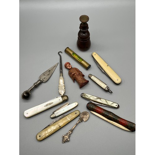 537 - A Selection of antique/ vintage fruit knives to include Mauchline tartan ware 'Caledonia' fruit knif... 