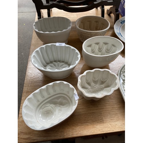 207 - A Lot of 6 antique porcelain jelly moulds.