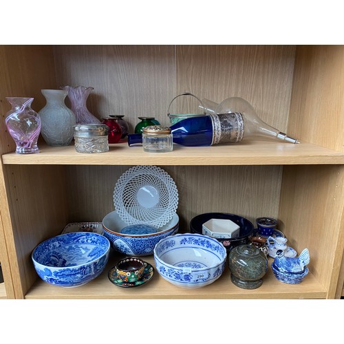 290 - Two shelves of collectable odds to include art glass items, Granite pen holder, copeland spode blue ... 