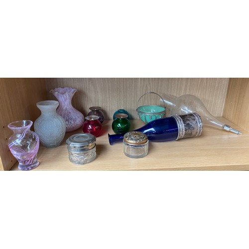 290 - Two shelves of collectable odds to include art glass items, Granite pen holder, copeland spode blue ... 