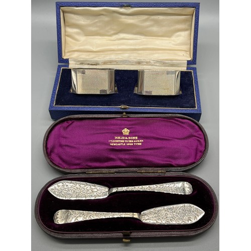 8 - Two boxed silver items. A Pair of Victorian Newcastle serving knives produced by Reid & Sons (Christ... 